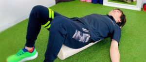 ストレッチポールで体幹ケアを始める男性。猫背や反り腰など姿勢の歪みからくる腰痛・肩こりを改善し、健康的なカラダを目指す。