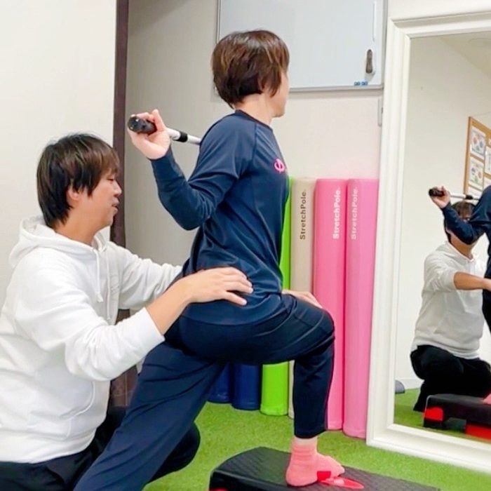 スポーツの状況を再現し、体幹ケアツールを使って股関節の回旋軸を整え、スポーツパフォーマンスを上げるトレーニング・運動療法