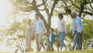 体幹ケア施設で施術を受け、健康な身体で笑顔で過ごす家族写真。腰痛や肩こりを改善し、家族みんなで元気に過ごしたい方へ。