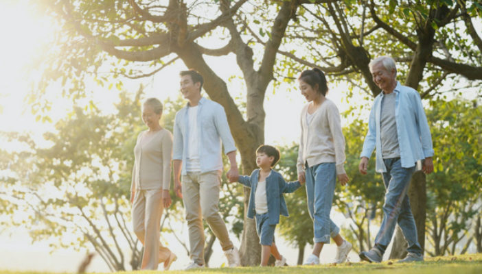 体幹ケアで姿勢が整い健康的な生活を送る家族のイメージ