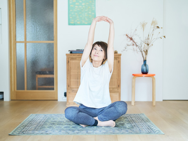 自宅での体幹ケアで、体の不調を改善し、健康的で美しい身体をつくっていく女性