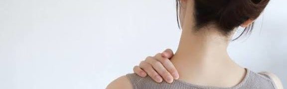 慢性的な肩こりだけでなく、四十肩や五十肩など肩の辛さに深く悩んでいる人の画像