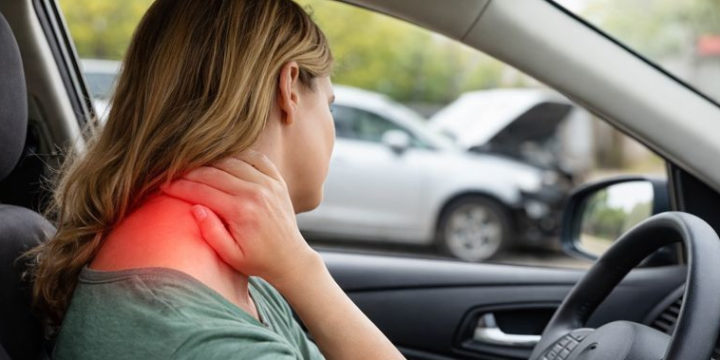 交通事故によるむち打ちで首の痛みがある女性｜整骨院での施術対象症状